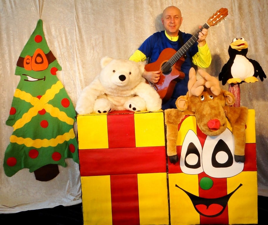 Homme debout devant un vélo dans la nature